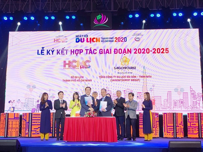 Ông Bùi Tá Hoàng Vũ - Giám đốc Sở Du lịch TP. HCM và ông Nguyễn Bình Minh - Tổng Giám đốc Tổng Công ty Du lịch Sài Gòn tại Lễ ký kết hợp tác giai đoạn 2020 - 2025